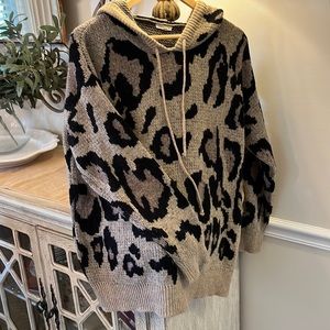 Hooded sweater - great cond!
